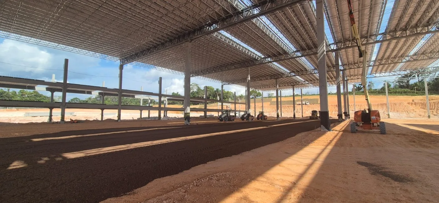 Estrutura industrial em construção